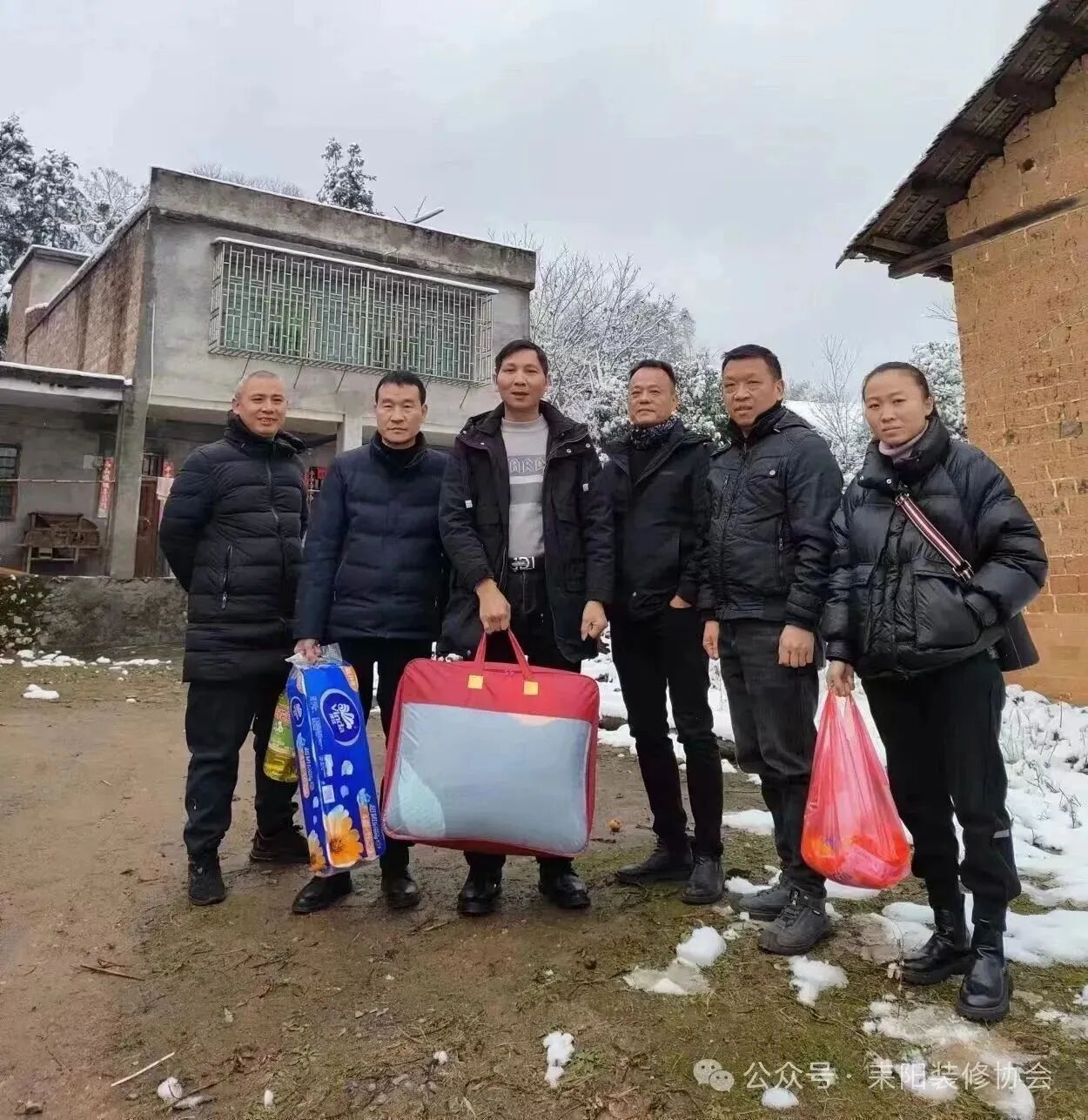 协会党支部成员冒雪下乡送温暖